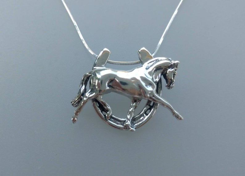 Extended Trot in Horseshoe Necklace